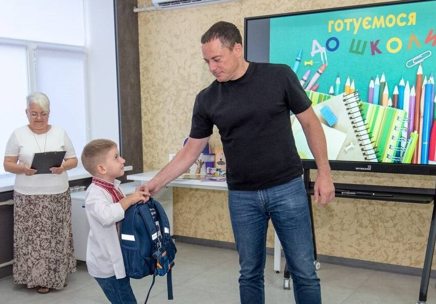 Мер Кам’янського привітав з прийдешнім Днем знань першокласників з родин пільгових категорій