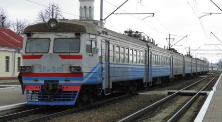 Внаслідок ворожої атаки затримуються приміські електрички