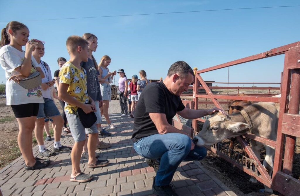 Ветеранські родини Кам'янського знайомились з міською програмою іпотерапії - ФОТО
