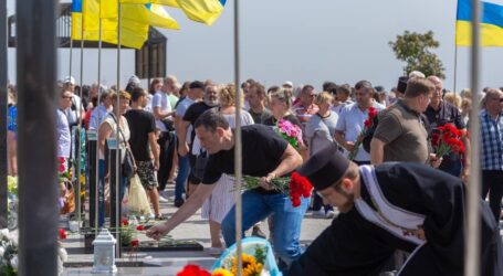 У Кам’янському провели пам’ятний захід біля Меморіалу загиблим Героям, де завершився перший етап будівництва
