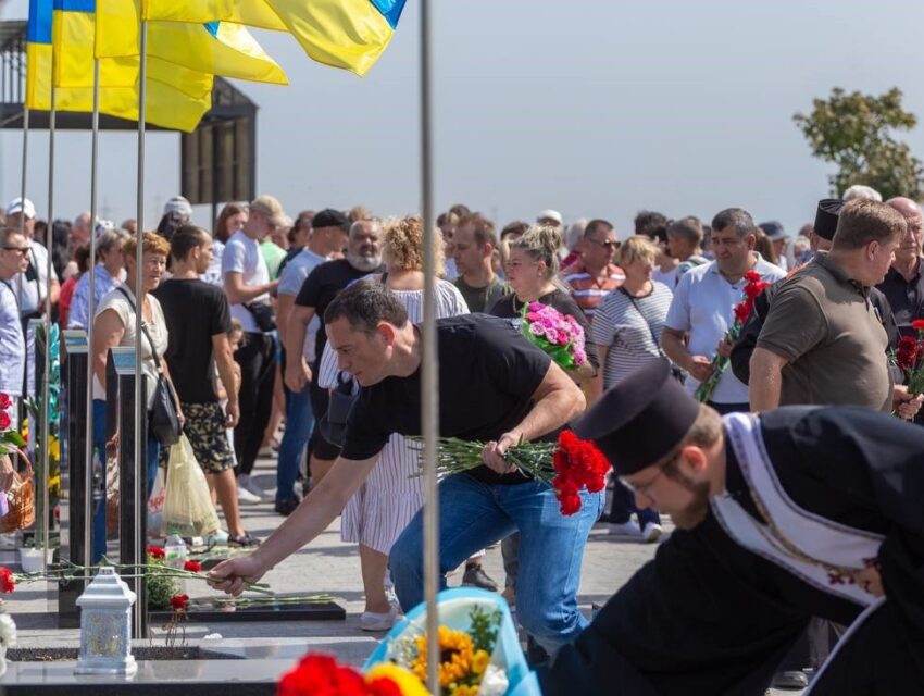У Кам’янському провели пам’ятний захід біля Меморіалу загиблим Героям, де завершився перший етап будівництва