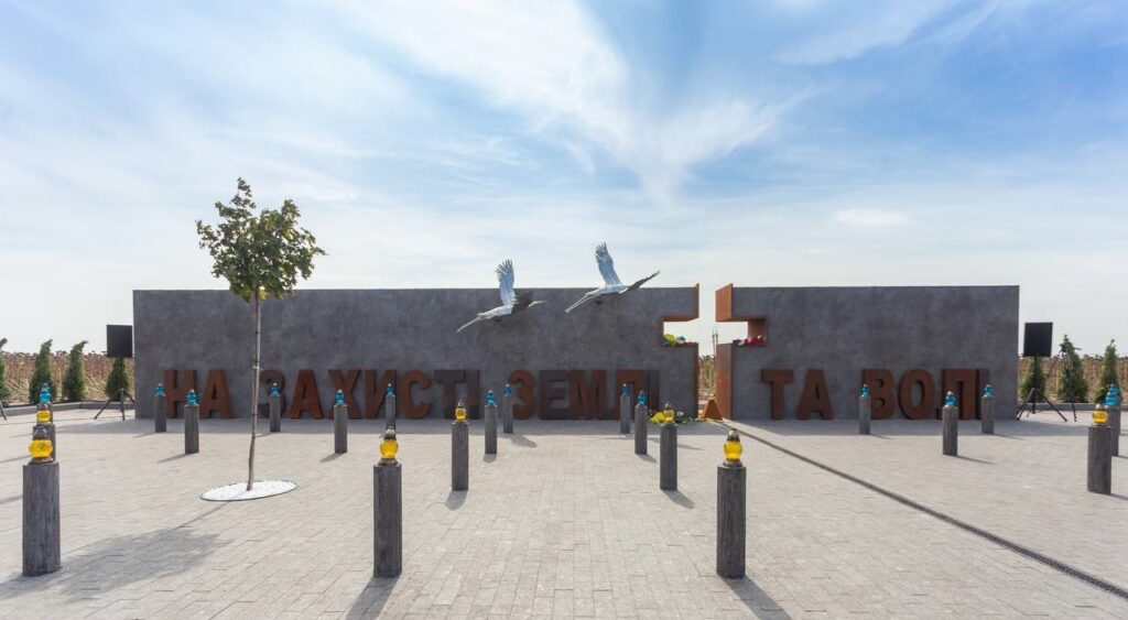 У Кам’янському провели пам'ятний захід біля Меморіалу загиблим Героям, де завершився перший етап будівництва - ФОТО