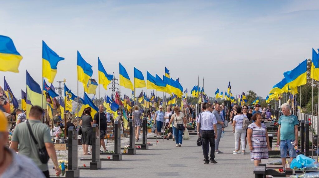 У Кам’янському провели пам'ятний захід біля Меморіалу загиблим Героям, де завершився перший етап будівництва - ФОТО