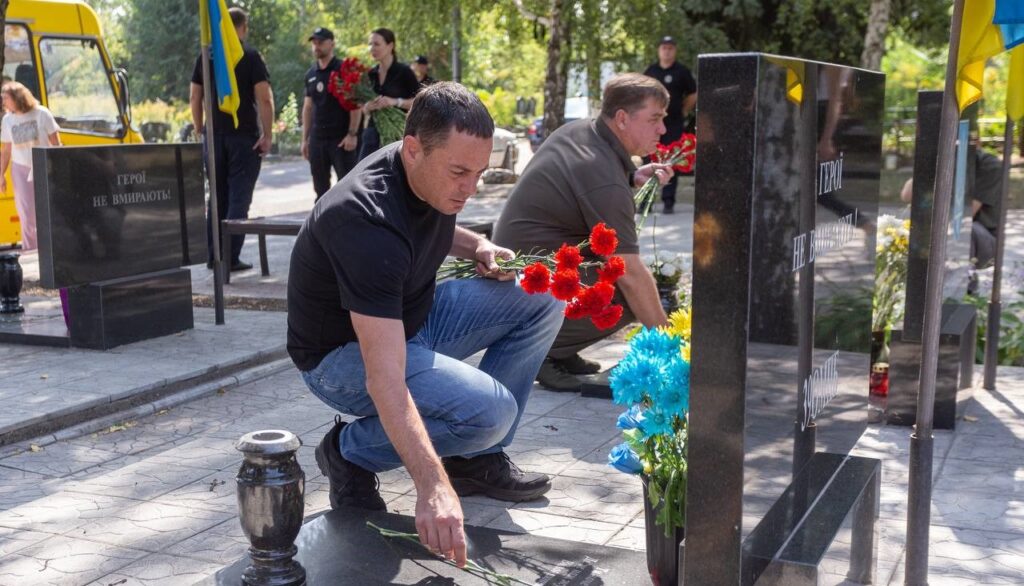 У Кам’янському провели пам'ятний захід біля Меморіалу загиблим Героям, де завершився перший етап будівництва - ФОТО