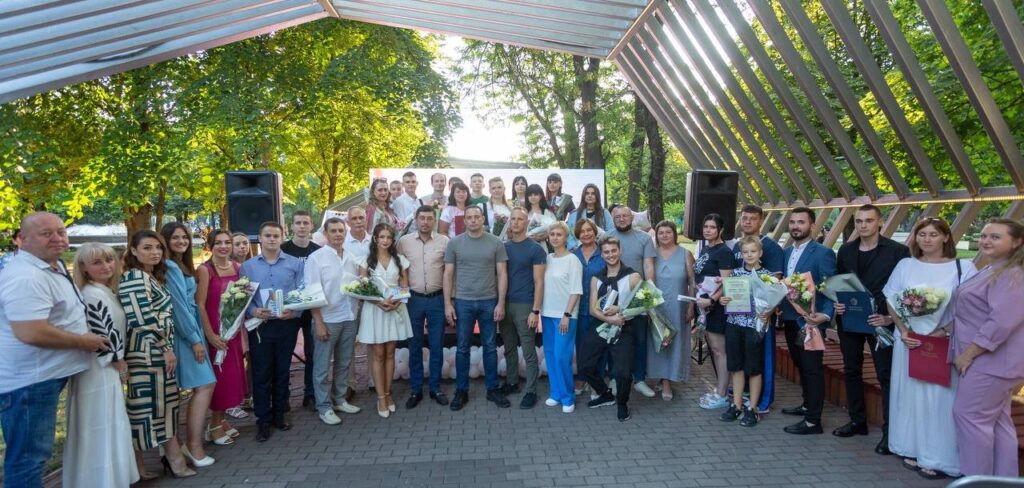 В Кам'янському нагородили молодіжних лідерів громади - ФОТО