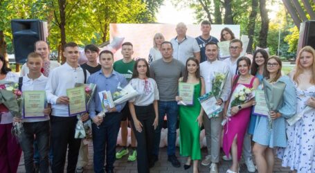 В Кам’янському нагородили молодіжних лідерів громади