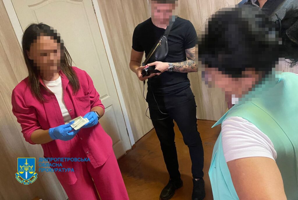 Дві тисячі доларів за навчання як відстрочку від призову: в Дніпрі посадовців місцевих коледжів підозрюють у вимаганні хабарів - ФОТО