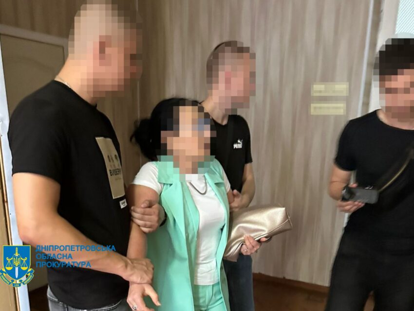 Дві тисячі доларів за навчання як відстрочку від призову: в Дніпрі посадовців місцевих коледжів підозрюють у вимаганні хабарів