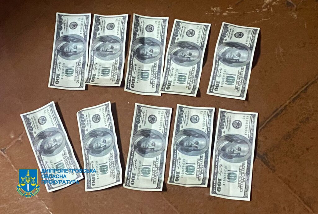 Дві тисячі доларів за навчання як відстрочку від призову: в Дніпрі посадовців місцевих коледжів підозрюють у вимаганні хабарів - ФОТО