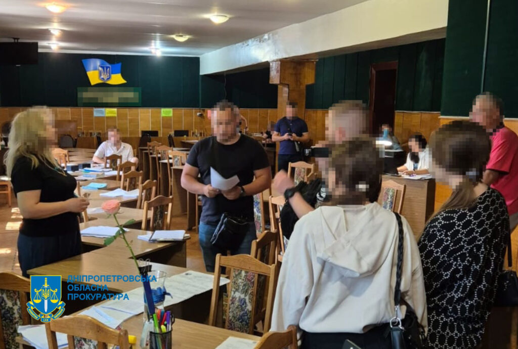Дві тисячі доларів за навчання як відстрочку від призову: в Дніпрі посадовців місцевих коледжів підозрюють у вимаганні хабарів - ФОТО