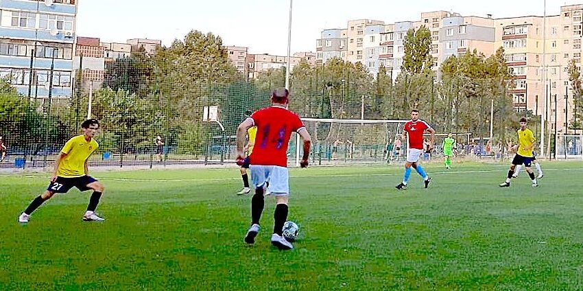 У футбольному чемпіонаті Кам`янського продовжує лідирувати команда “Сенатор”