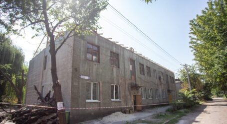 В Кам’янському відновлюють згорілий будинок по вулиці Олекси Сокола