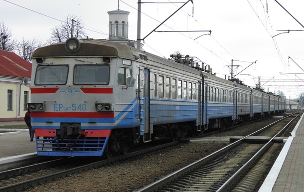 Внаслідок ворожої атаки затримуються приміські електрички