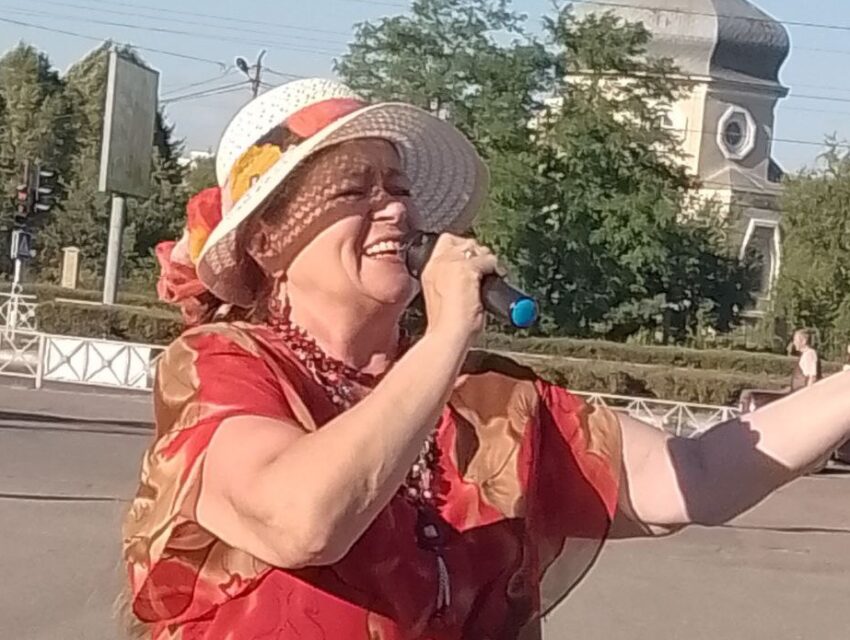 Валентина Яланська: «Без пісні себе не уявляю. Коли виходжу на сцену, то всі життєві негаразди раптом кудись зникають, а за спиною ніби крила виростають»