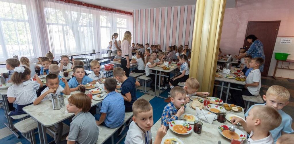 Мер Кам'янського продегустував страви в шкільних їдальнях - ФОТО
