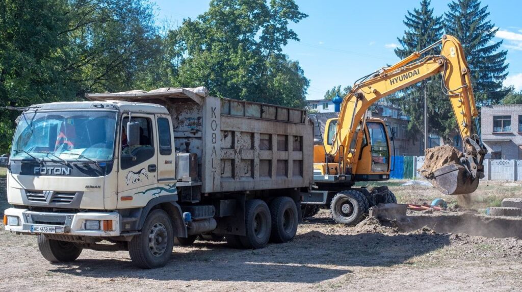 У двох школах Кам'янського почали будувати «з нуля» нові сучасні укриття - ФОТО