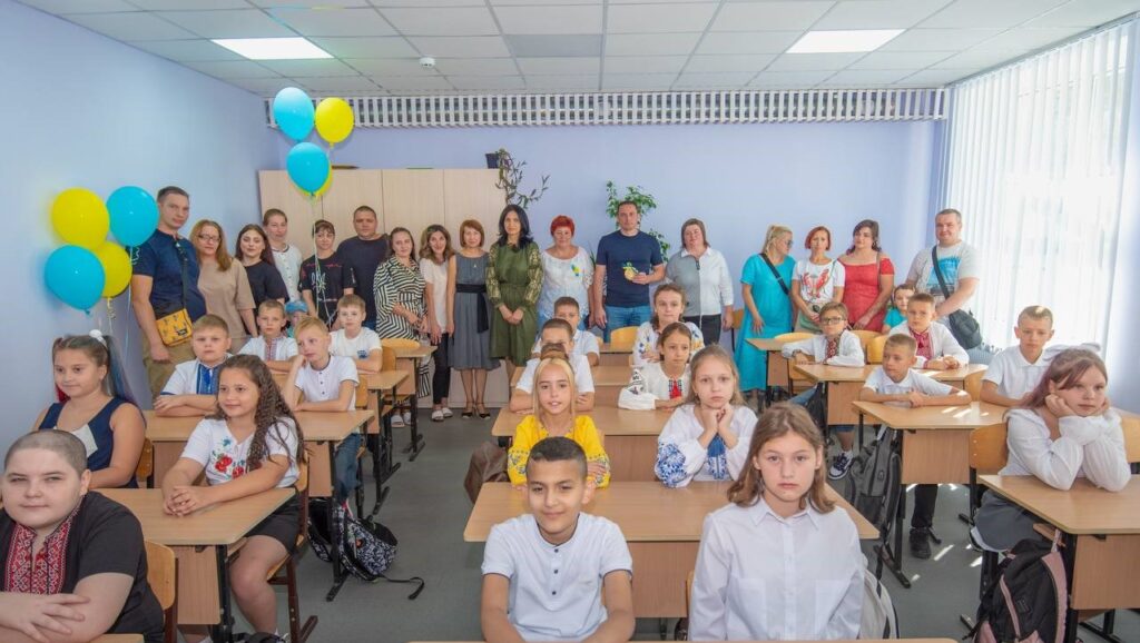 В школах Кам'янського розпочався новий навчальний рік - ФОТО