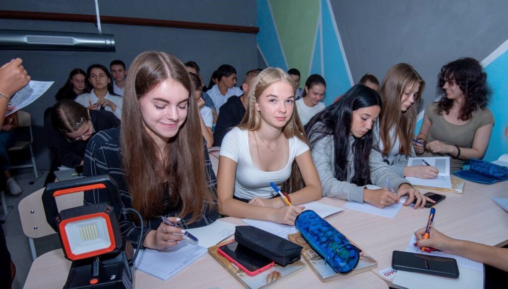 В Кам'янському тривають роботи з вдосконалення та будівництва укриттів у навчальних закладах - ФОТО