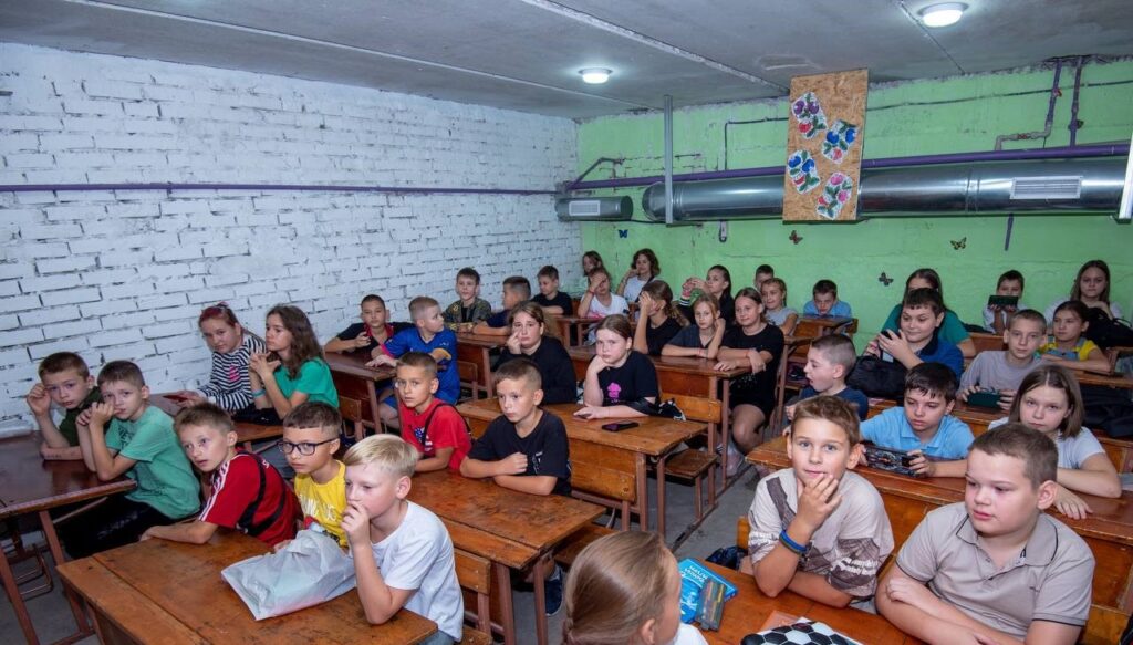 В Кам'янському тривають роботи з вдосконалення та будівництва укриттів у навчальних закладах - ФОТО