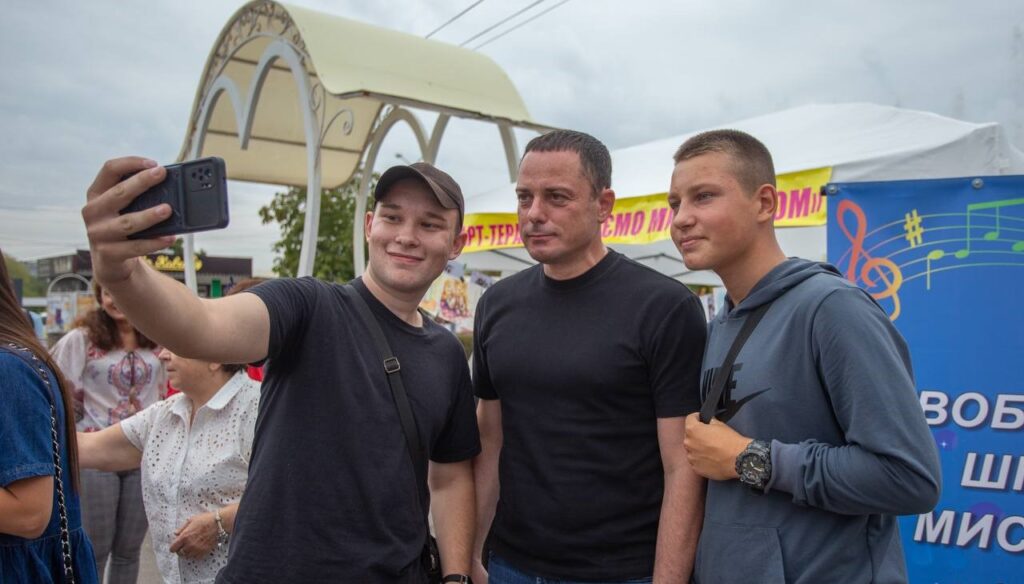В Кам'янському пройшов мистецький марафон у підтримку ЗСУ - ФОТО