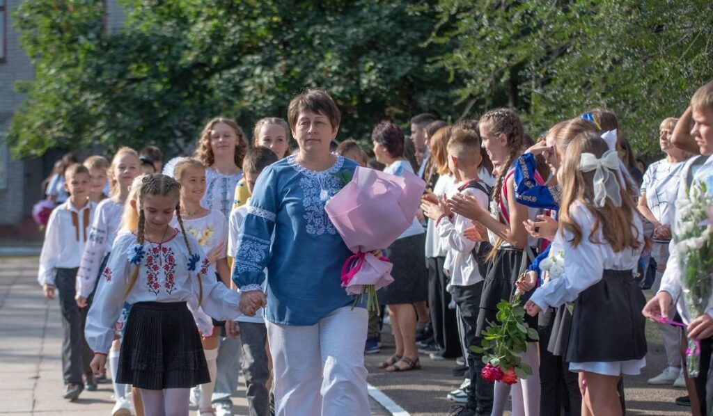 В школах Кам'янського розпочався новий навчальний рік - ФОТО