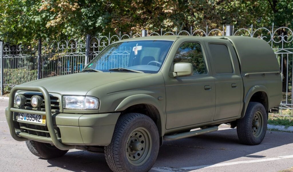 Освітяни, школярі та їх батьки зібрали гроші на чергове авто для військових - ФОТО