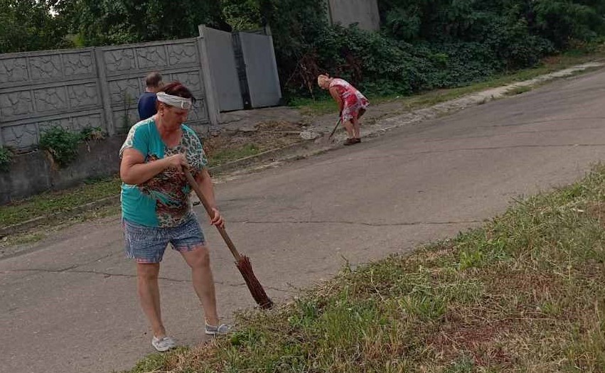 В Кам'янському активні мешканці наводять лад на прибудинкових територіях - ФОТО
