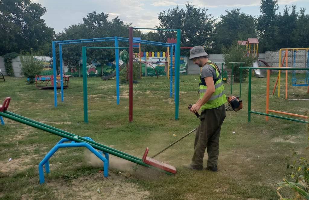 В Кам'янському активні мешканці наводять лад на прибудинкових територіях - ФОТО