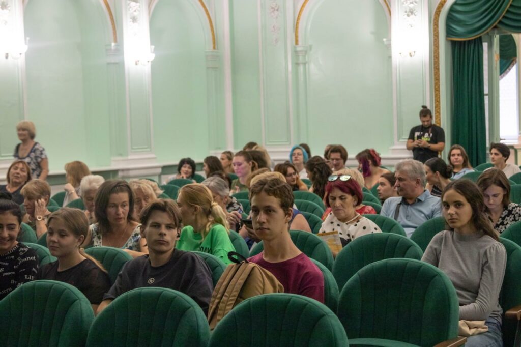 Коли один актор тримає увагу глядача: в Кам'янському завершився Міжнародний фестиваль моновистав «Відлуння» - ФОТО