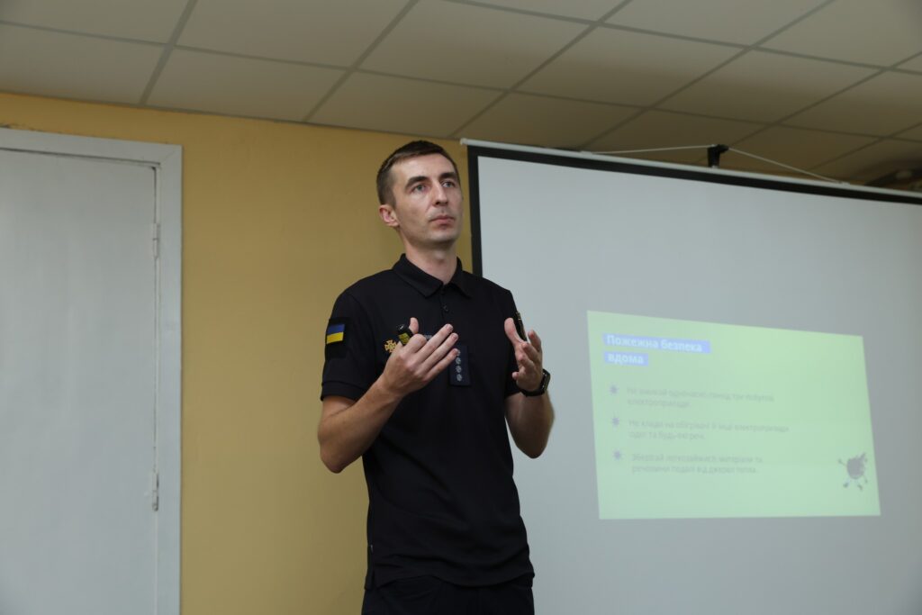 Як діяти у надзвичайних ситуаціях, розповідали у Центрі життєстійкості Кам’янського - ФОТО