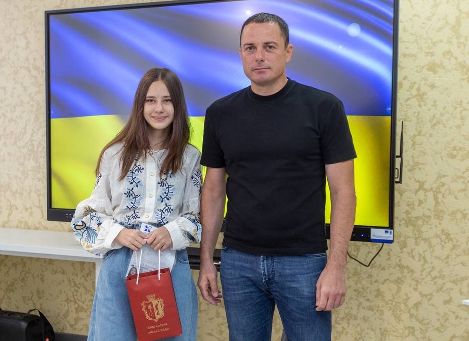 Напередодні Дня міста в Кам'янському урочисто вручили перші паспорти юним мешканцям - ФОТО