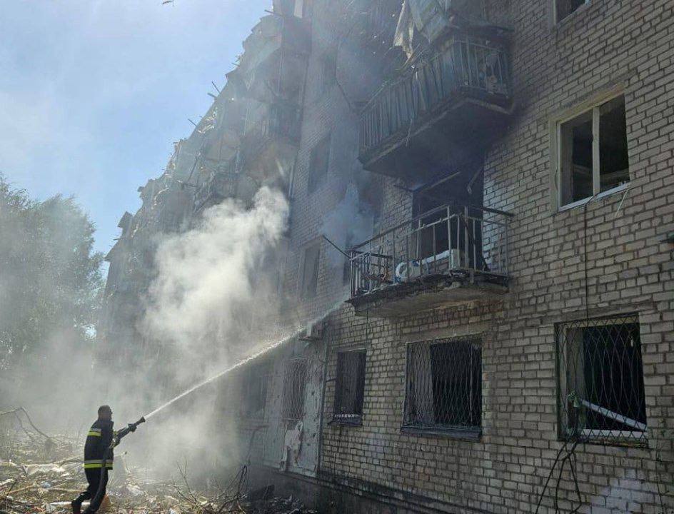 Через ракетний удар по Павлограду на Дніпропетровщині одна людина загинула й 58 постраждали - ФОТО