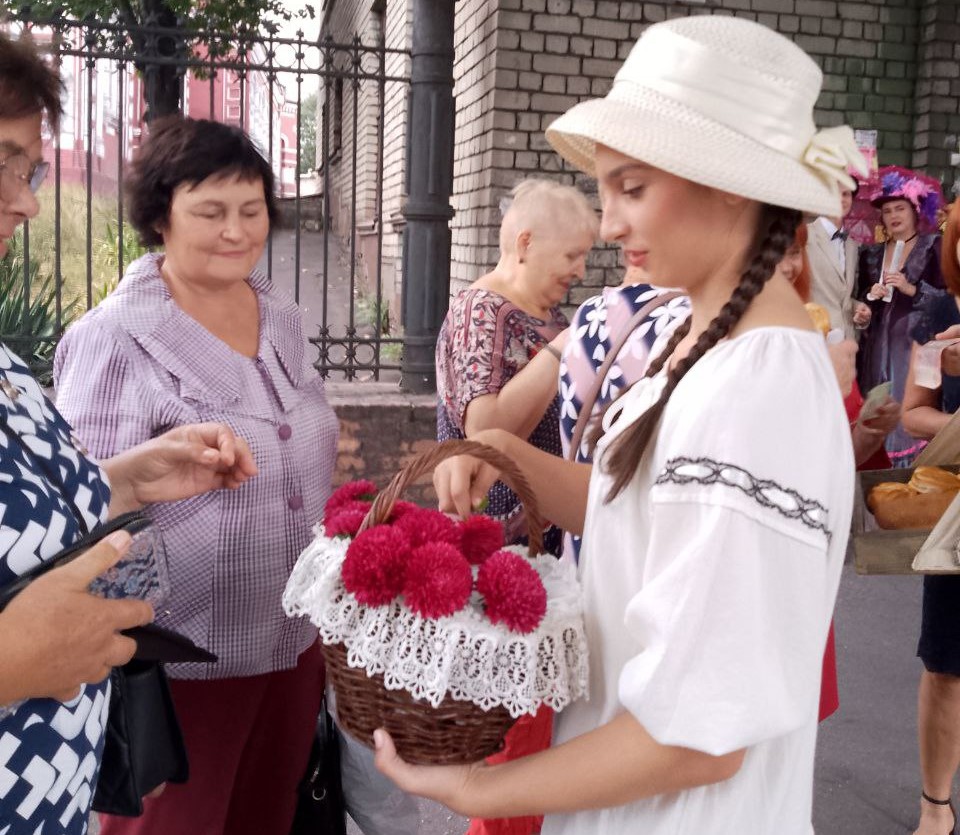 З подорожі у часі в Кам`янському стартував XXVI Міжнародний фестиваль моновистав «Відлуння» - ФОТО