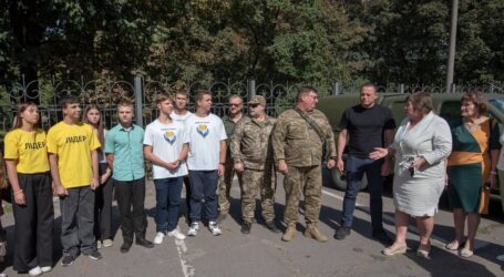 В Кам’янському освітяни, школярі та їх батьки зібрали гроші на чергове авто для військових
