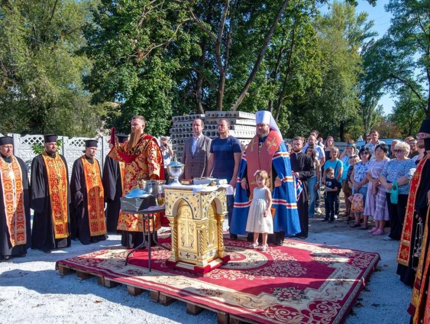 У Кам’янському у фундамент нового храму заклали наріжний камінь
