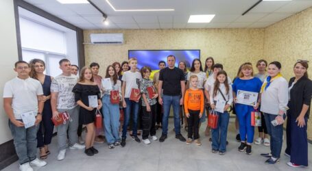 Напередодні Дня міста в Кам’янському урочисто вручили перші паспорти юним мешканцям
