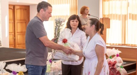 В Кам’янському прийомних батьків та батьків-вихователів дитячих будинків сімейного типу вітали з Днем усиновлення