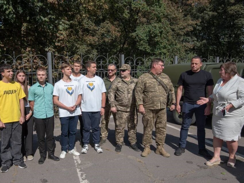 В Кам’янському освітяни, школярі та їх батьки зібрали гроші на чергове авто для військових