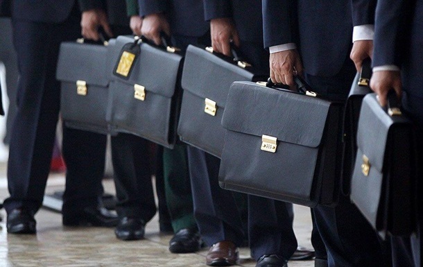 Зарплати чиновників втричі перевищують середню по країні, але зростають повільно