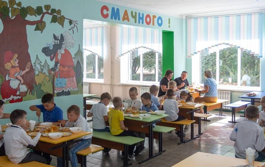 Мер Кам’янського продегустував страви в шкільних їдальнях