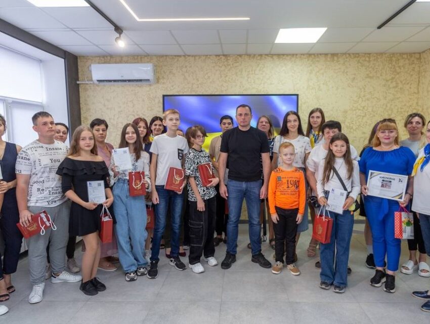 Напередодні Дня міста в Кам’янському урочисто вручили перші паспорти юним мешканцям