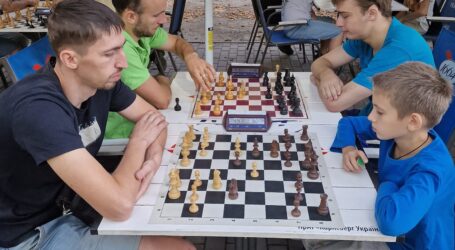 У Кам`янському до Дня фізичної культури і спорту провели шаховий турнір