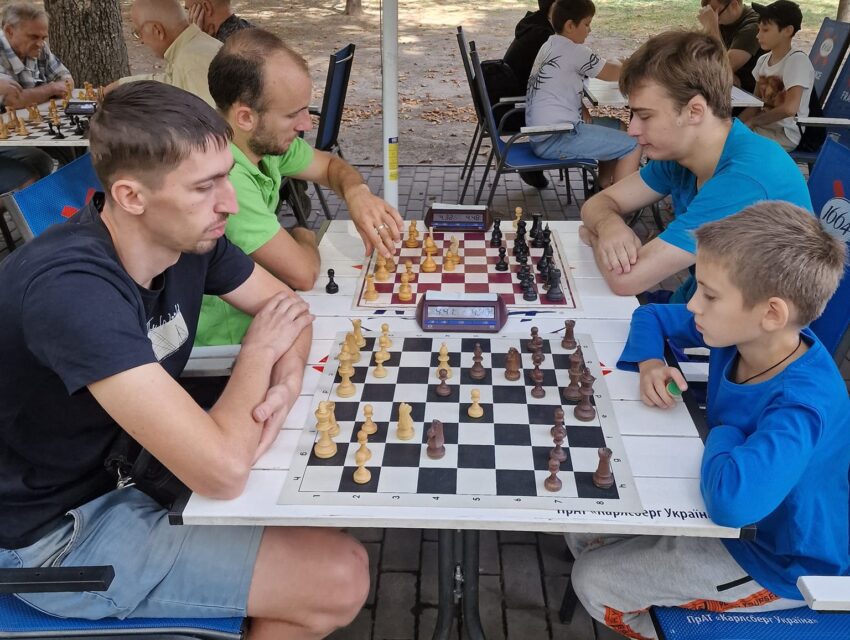 У Кам`янському до Дня фізичної культури і спорту провели шаховий турнір