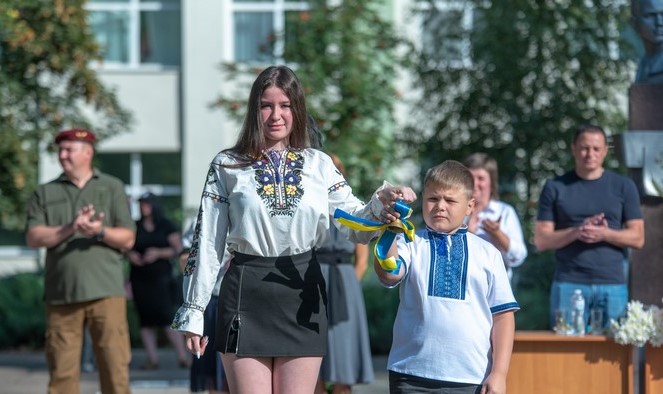 В школах Кам'янського розпочався новий навчальний рік - ФОТО