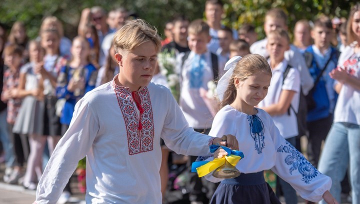 В школах Кам'янського розпочався новий навчальний рік - ФОТО