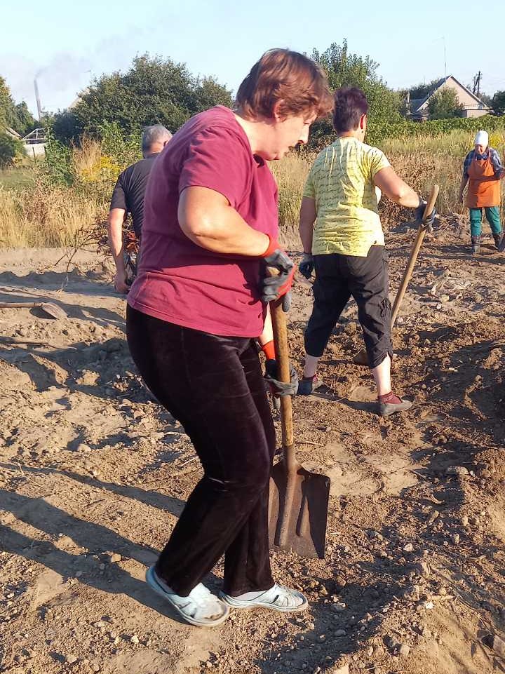 В Кам'янському активні мешканці наводять лад на прибудинкових територіях - ФОТО