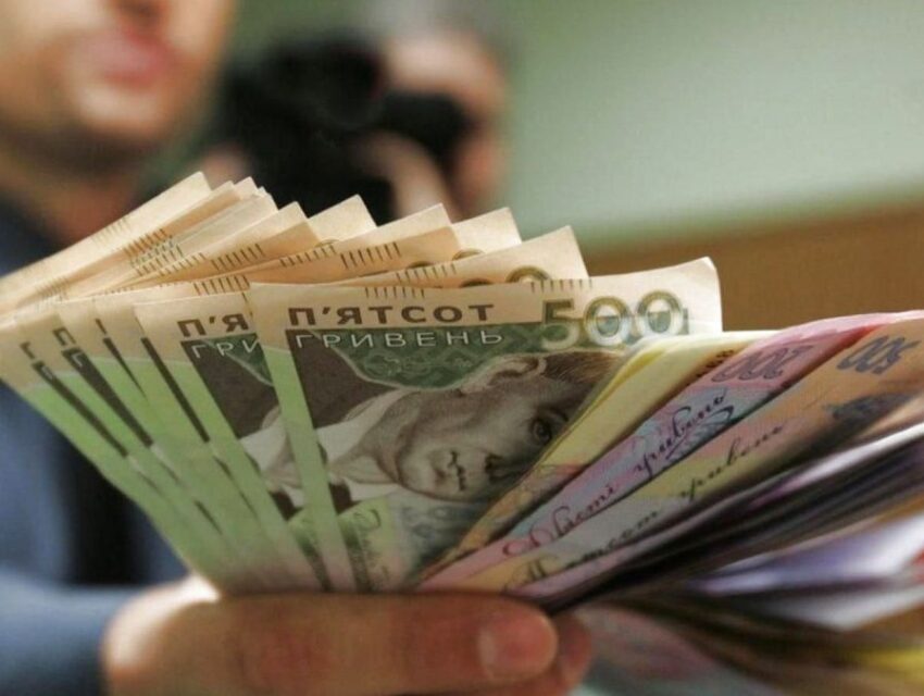 У другому кварталі середня зарплата зросла на понад 20%: найбільше платять у інформаційній, фінансовій та страховій сферах