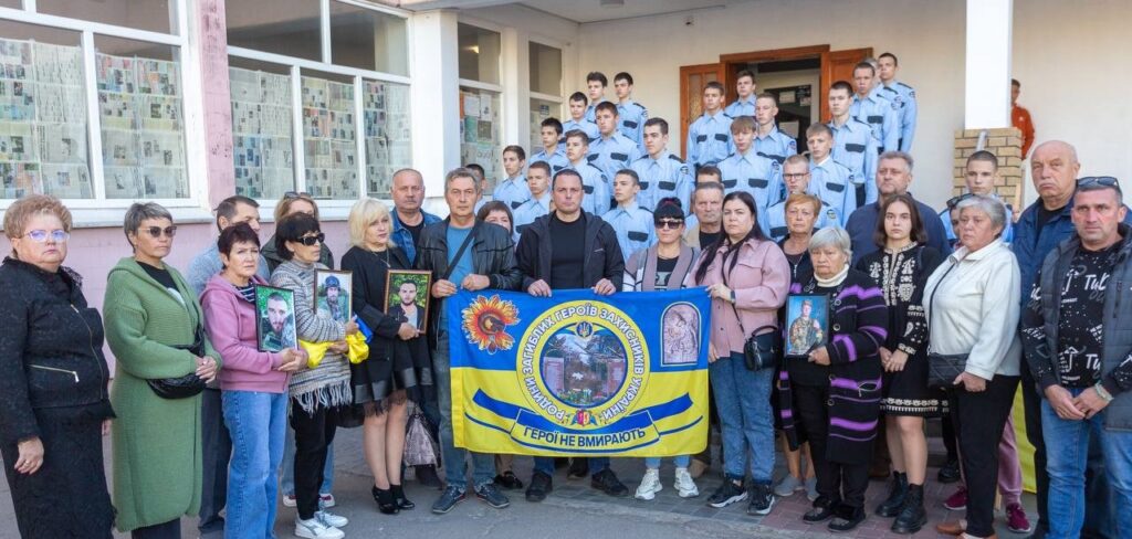 У Кам'янському в ліцеї №30 відкрили пам'ятний знак на честь загиблих у війні випускників школи - ФОТО