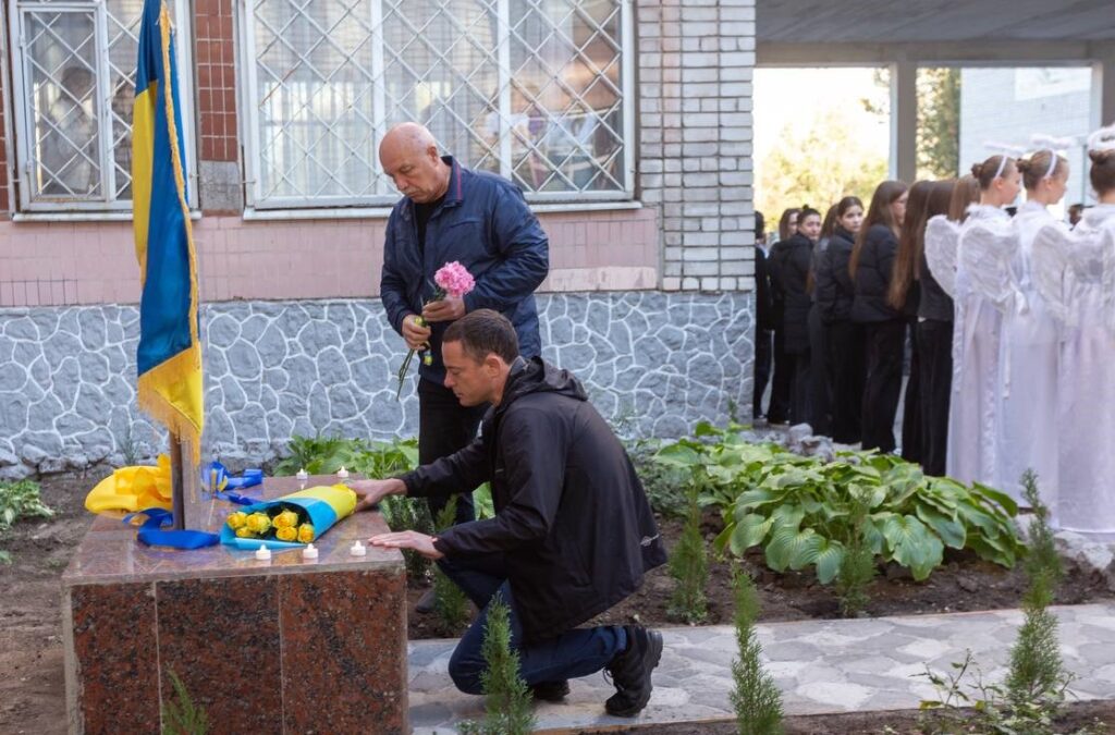 У Кам'янському в ліцеї №30 відкрили пам'ятний знак на честь загиблих у війні випускників школи - ФОТО