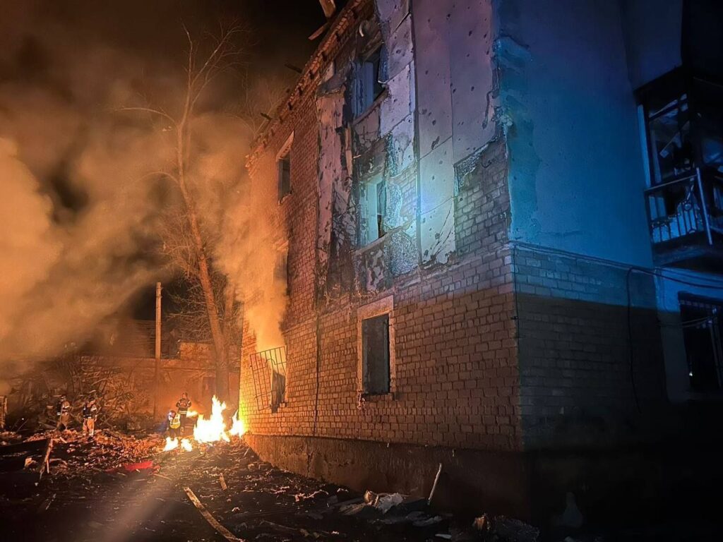 Через ворожу ракетну атаку по Кривому Рогу на Дніпропетровщині загинула людина, більше десятка постраждали - ФОТО